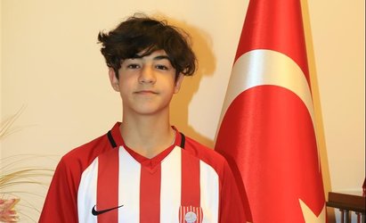 14 yaşındaki Efekan, Fenerbahçe'ye transfer oldu