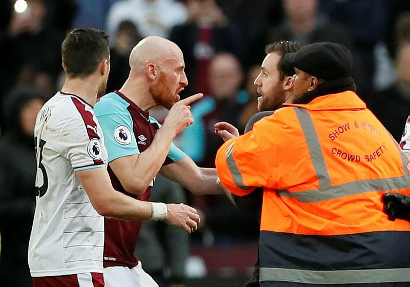 West Ham United-Burnley maçında saha karıştı!