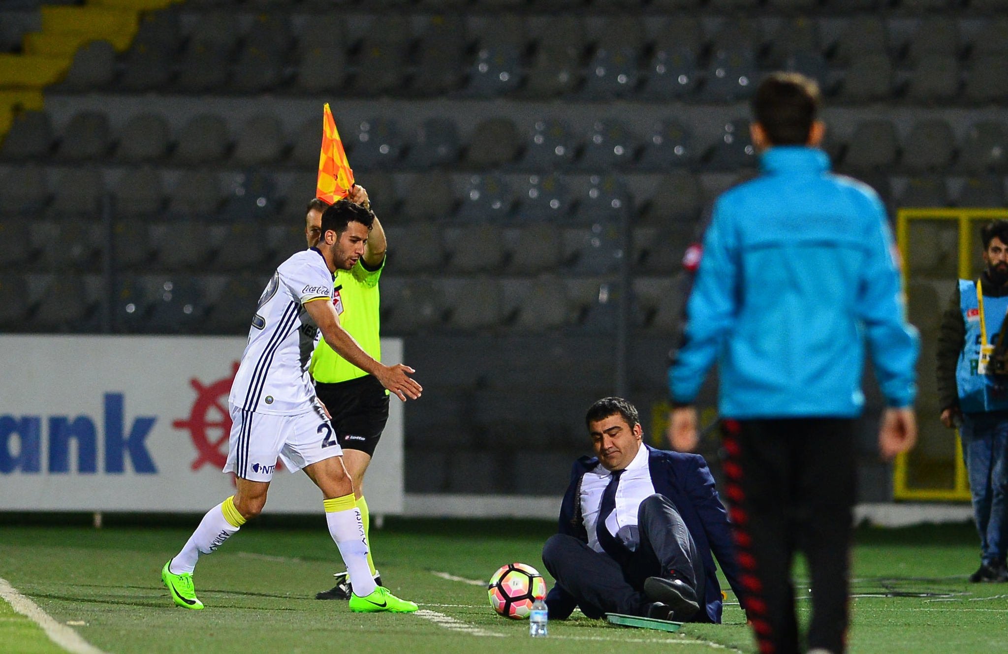 Ümit Özat yere kapaklandı