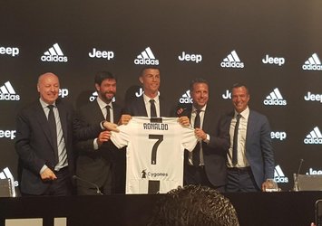Ronaldo resmen Juventus'ta!