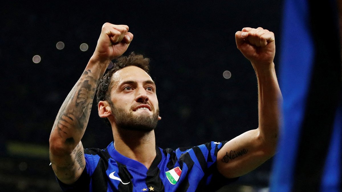 TRANSFER HABERİ: Galatasaray'da Hakan Çalhanoğlu heyecanı! Tekliften çok etkilendi TRANSFER HABERİ: Galatasaray'da Hakan Çalhanoğlu heyecanı! Tekliften çok etkilendi