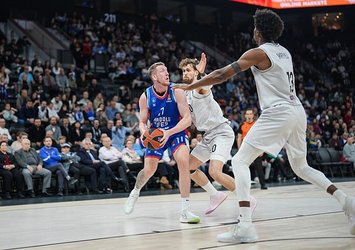 A. Efes evinde Paris'e mağlup!