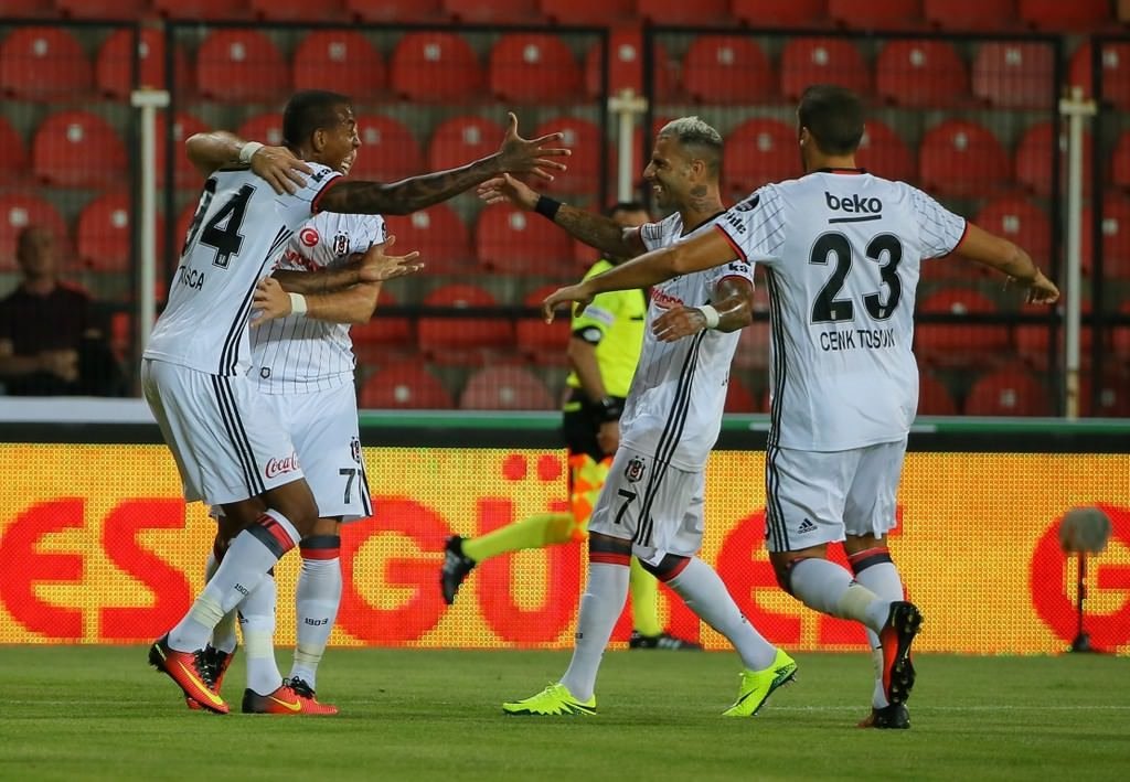 Beşiktaş, Akhisar deplasmanında rahat kazandı