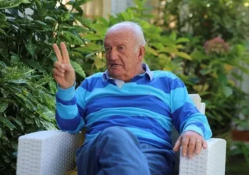‘Eski futbolcularla yola devam edilmeli’