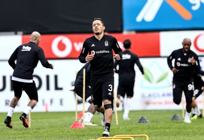 Beşiktaş’ta 3 isimle yollar ayrılıyor!