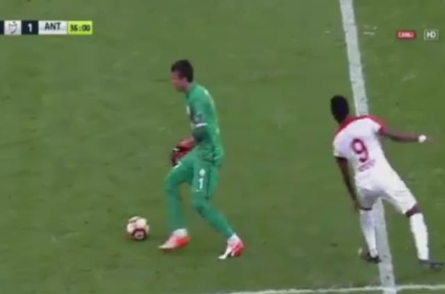 Muslera orta sahada Eto’o’yu çalımladı