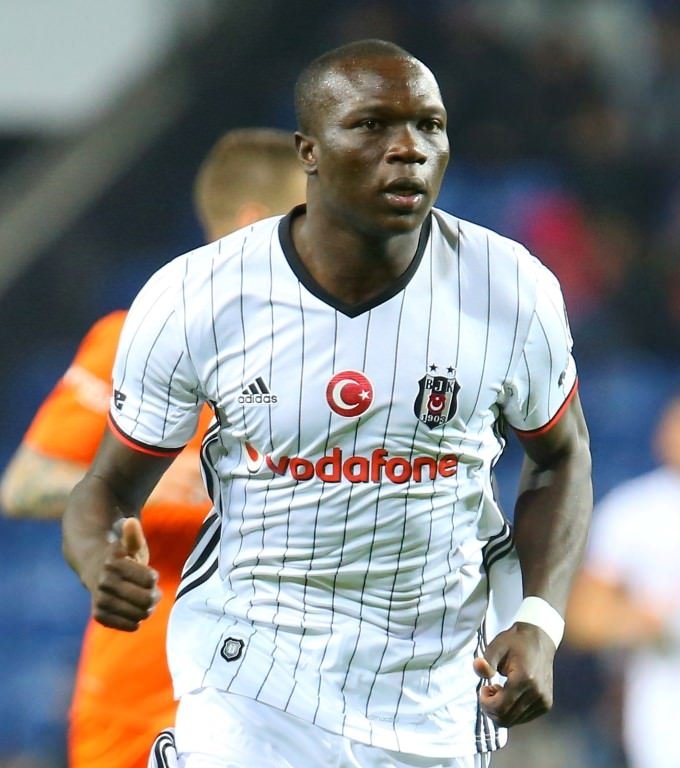 Talisca ve Aboubakar Ada yolcusu