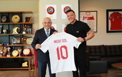Mesut Özil TFF Başkanı Mehmet Büyükekşi’yi ziyaret etti!
