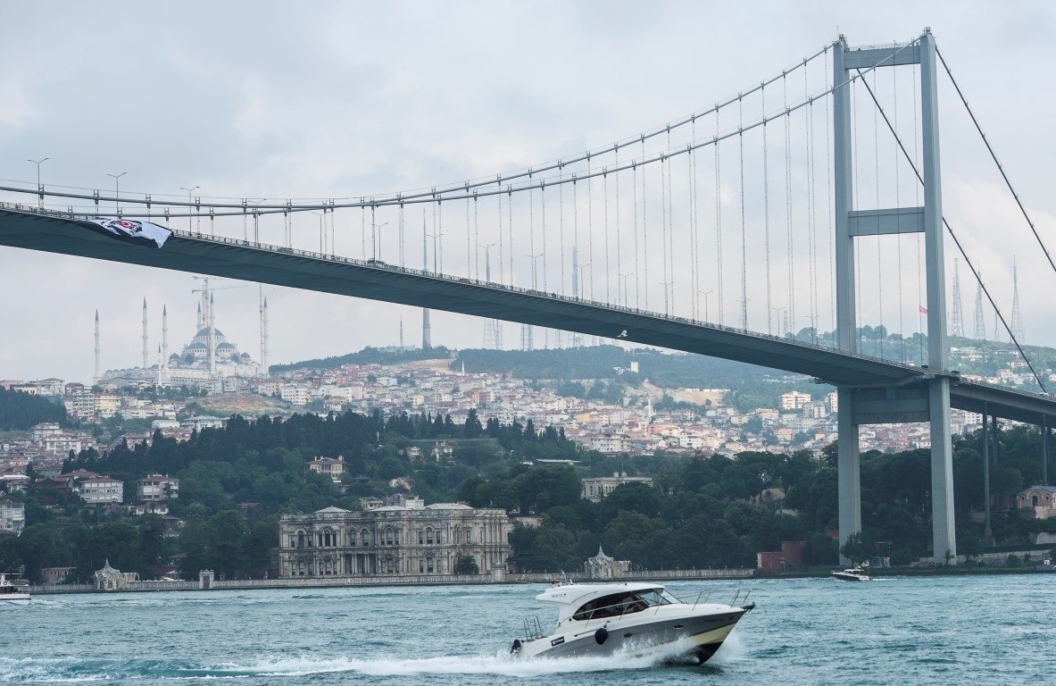 Şampiyon Beşiktaş’ın bayrağı köprüde