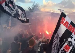 Taraftarlar, Beşiktaş'ı stada böyle uğurladı!