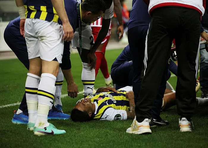 Fenerbahçe'de şok sakatlık! Oyuna devam edemedi - 1