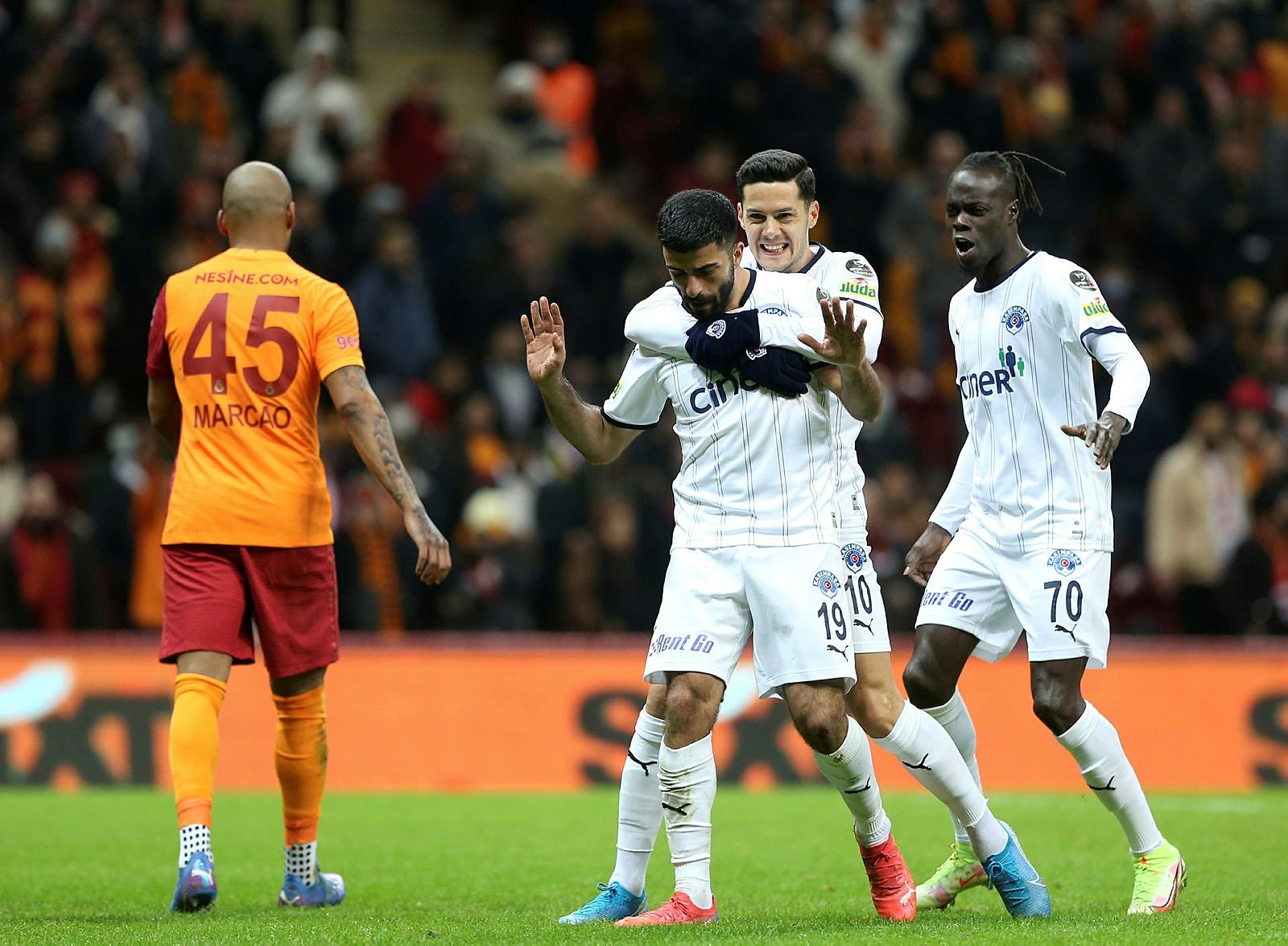 Galatasaray - Kasımpaşa maçında Umut Bozok'tan alkış alan hareket! - Aspor Galatasaray - Kasımpaşa maçında Umut Bozok'tan alkış alan hareket! - Aspor