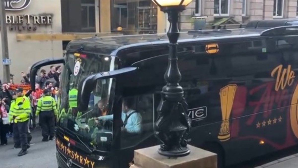 Galatasaray kafilesi Liverpool maçı için Anfield'a hareket etti!