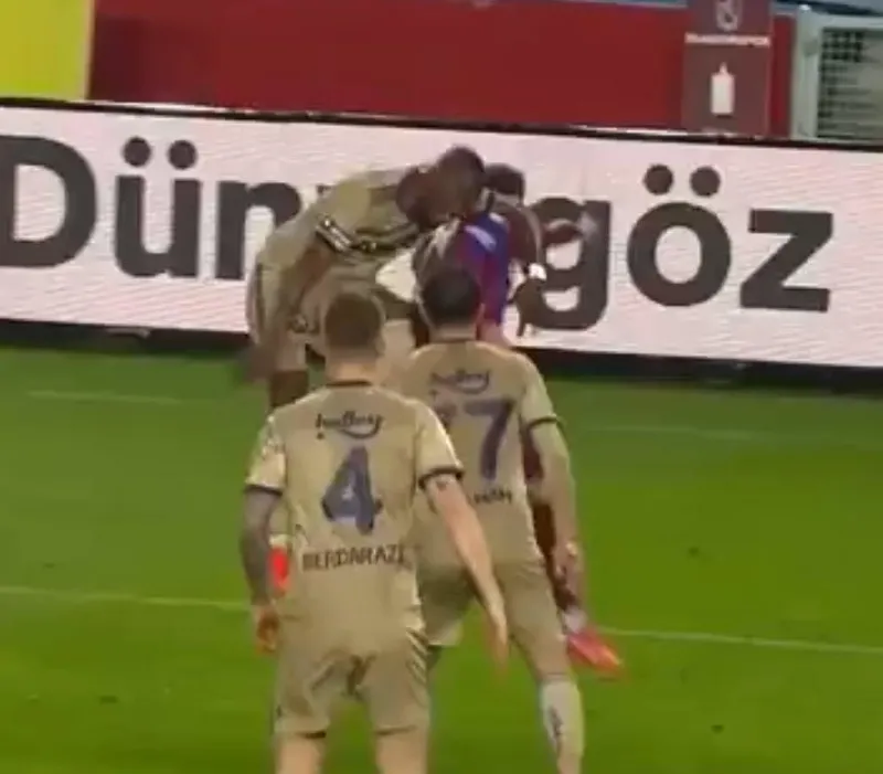 Son dakika spor haberi: Trabzonspor Fenerbahçe karşısında penaltı bekledi! İşte o pozisyonlar - 4