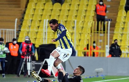 Fenerbahçe Altay maçında penaltı bekledi! İşte Dimitrios Pelkas’ın yerde kaldığı o pozisyon...