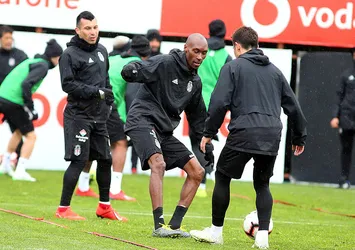 Beşiktaş sağanak yağmur altında çalıştı