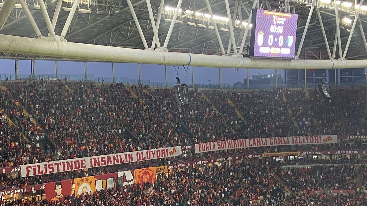 Galatasaray'dan Filistin'e destek pankartı!