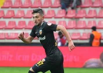 İmzayı attı ilk maçına çıktı!