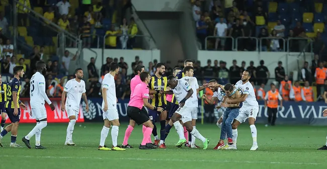 Ankaragücü-Beşiktaş maçı sonrası ortalık karıştı! Sahaya taraftar girdi - 2