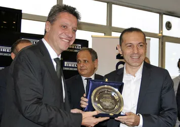Cüneyt Çakır'a yılın futbol hakemi ödülü
