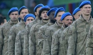 Seremoniye askeri kamuflajla çıktılar!