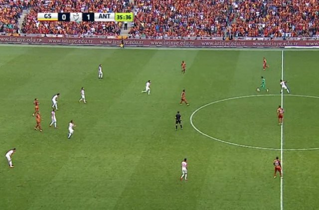 Muslera orta sahada Eto’o’yu çalımladı