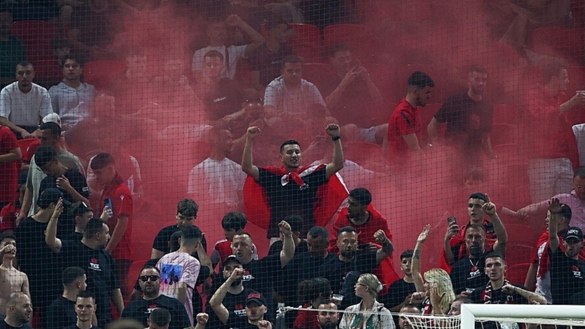 Arnavut taraftarlardan İsrail'e sert tepki!
