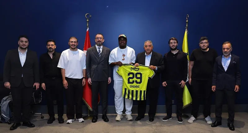 Emmanuel Emenike, Fenerbahçe'yi ziyaret etti! - 1