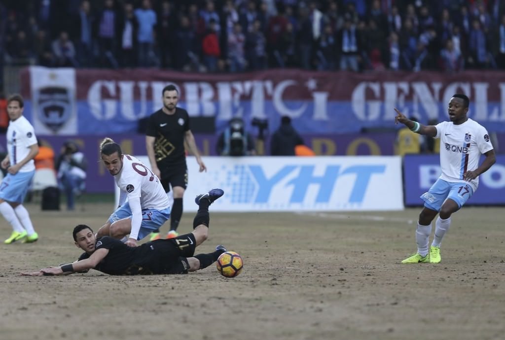 Osmanlıspor-Trabzonspor karşılaşmasından kareler