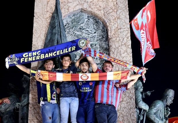 Taraftar grupları demokrasi yürüyüşünde