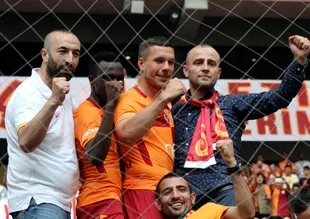 Bruma ve Podolski tribüne girdi