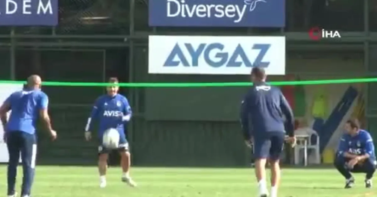 Tesislerde futbol resitali! Ayak tenisi maçında...