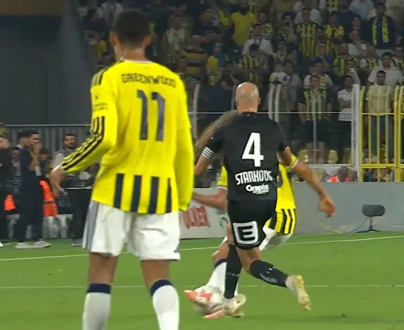 Fenerbahçe-Sturm Graz maçında skandal karar! Kırmızı çıkmadı - 1