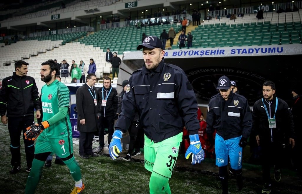 Bursaspor sahaya çevik kuvvet montlarıyla çıktı