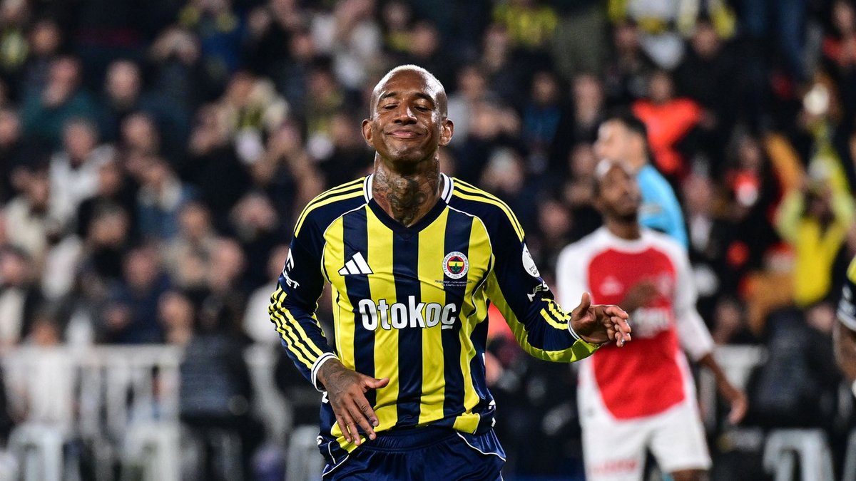 Fenerbahçe tribünlerinden Talisca'ya penaltı tepkisi! Fenerbahçe tribünlerinden Talisca'ya penaltı tepkisi!