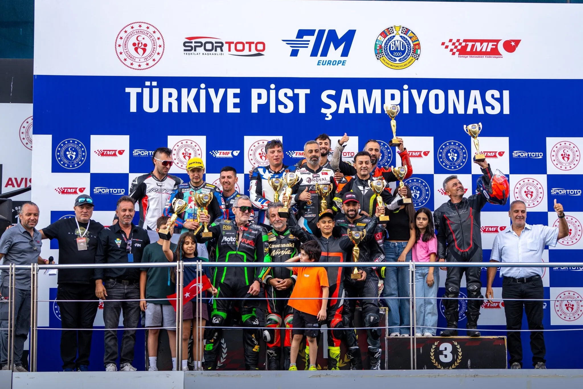 Türk motosikletçiler Avrupa'da zirvede: BMU Şampiyonası'nda takım birinciliği