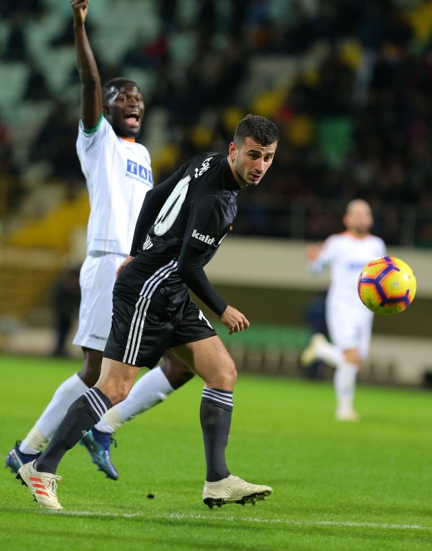 Oğuzhan Özyakup Fenerbahçe’ye transfer olacak mı? Menajeri açıkladı