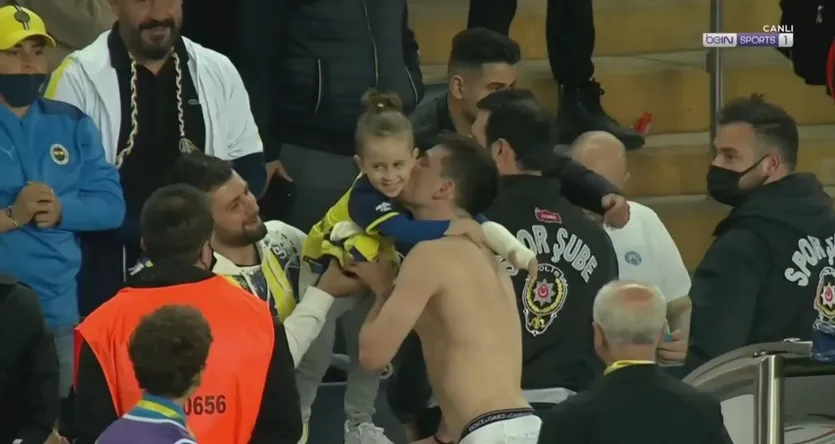 Fenerbahçe Galatasaray maçında Mert Hakan Yandaş'tan minik taraftara forma hediyesi! - 2