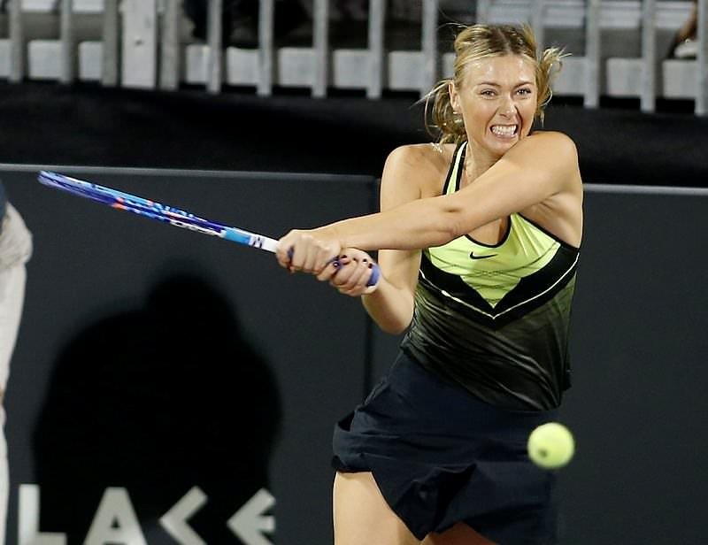 Ve Sharapova korta çıktı