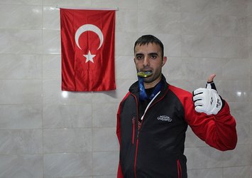 Tek kolu olmayan milli sporcu ayaklarıyla dünyaya meydan okuyor