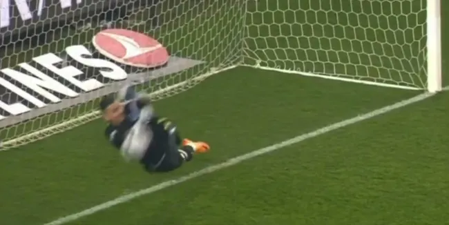 Şampiyonluk maçında dönüm anı! Trabzonspor kalecisi Uğurcan Çakır penaltıyı böyle kurtardı - 2