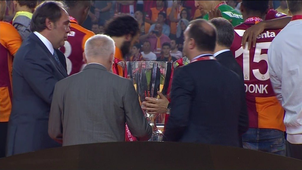 Aslan kupasını kaldırdı!