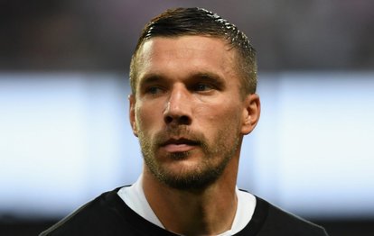 Lukas Podolski’den depremzedelere destek!