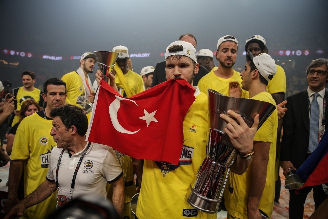 Datome söz verdi, saçlarını kestirdi