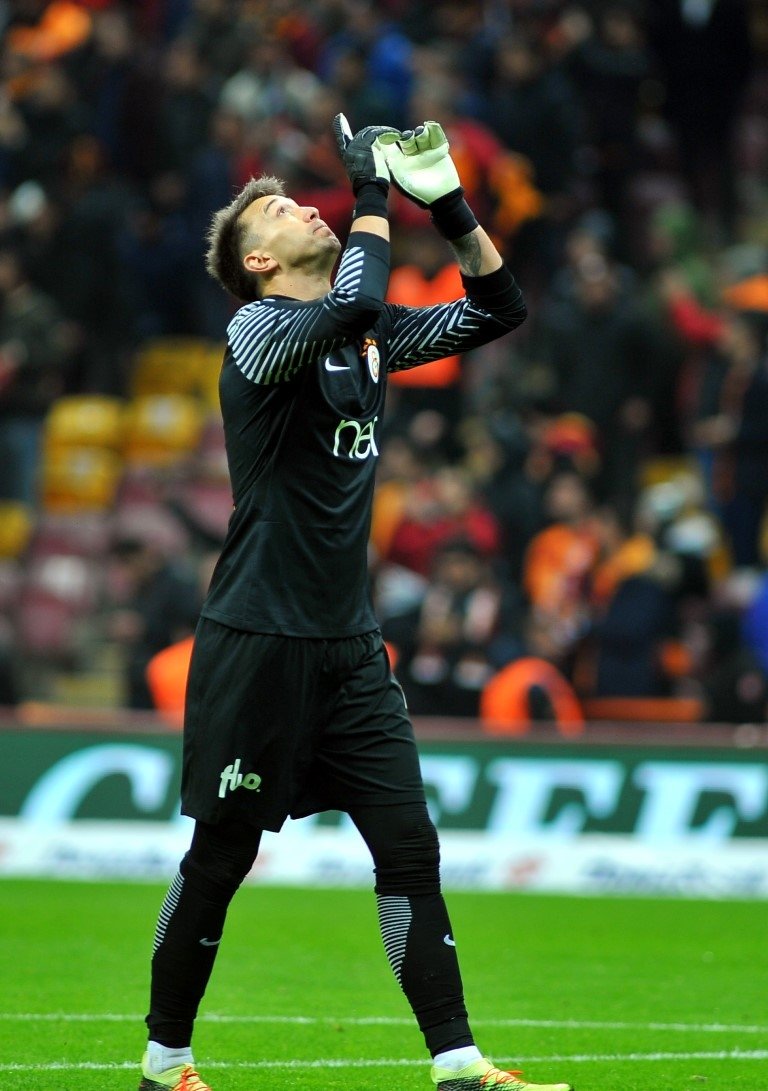 Tüyolar Muslera’dan