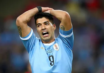 Luis Suarez yine yaptı yapacağını!