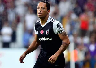 Beşiktaş'ta Adriano şoku!