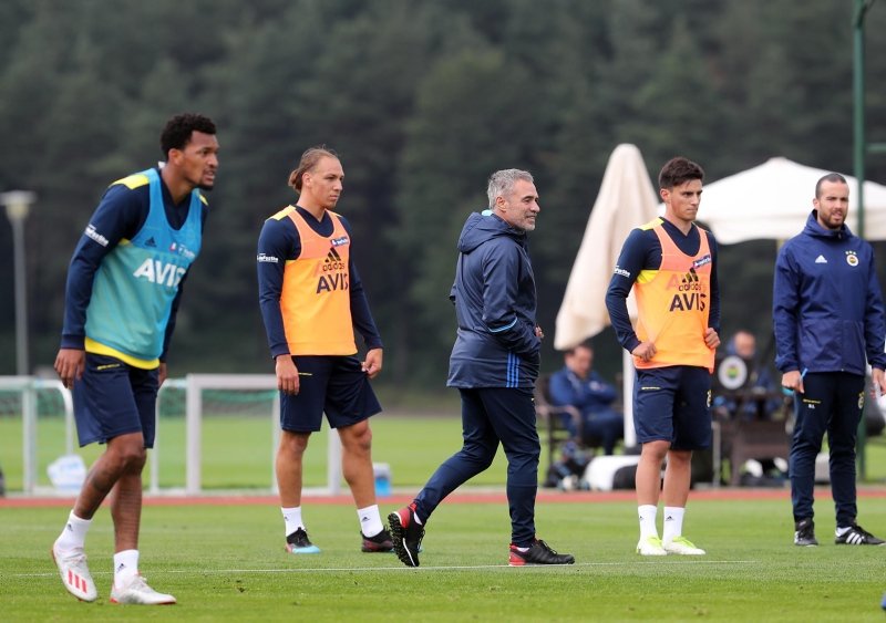 Fenerbahçe’de stoper sorunu bitiyor! Anlaşma sağlanmak üzere