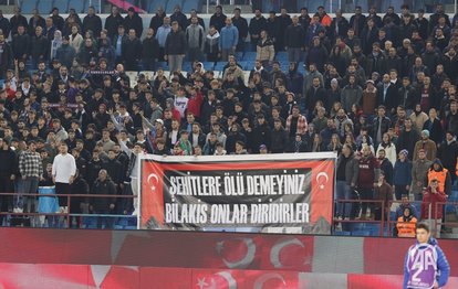 Trabzonspor taraftarları şehit olan askerlerimiz için pankart açtı!