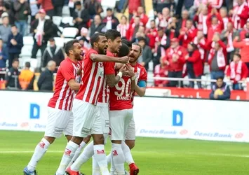 Antalyaspor 3 puanı 3 golle aldı